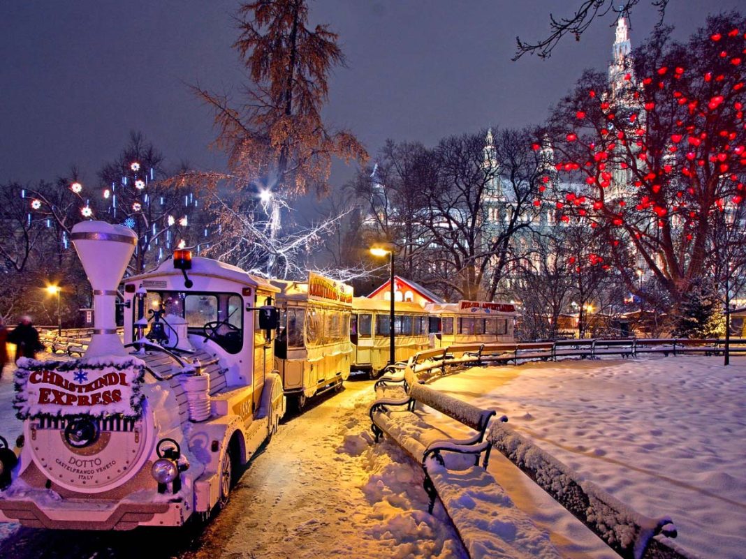 trenino nella neve ai mercatin idi Natale di Vienna