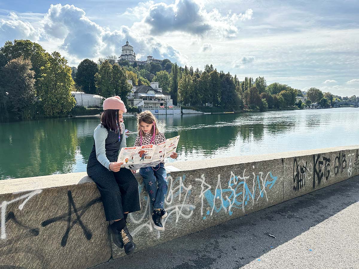 bambine sul muretto ai Murazzi