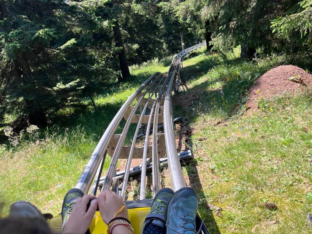 mani mamma figlia su slittino