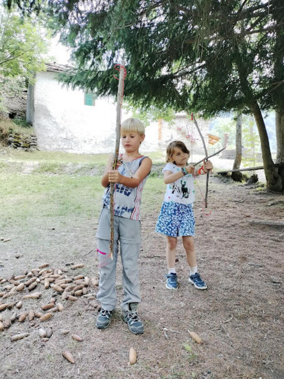 sentiero 14 sauze d'oulx val di susa bambini giocano con archi