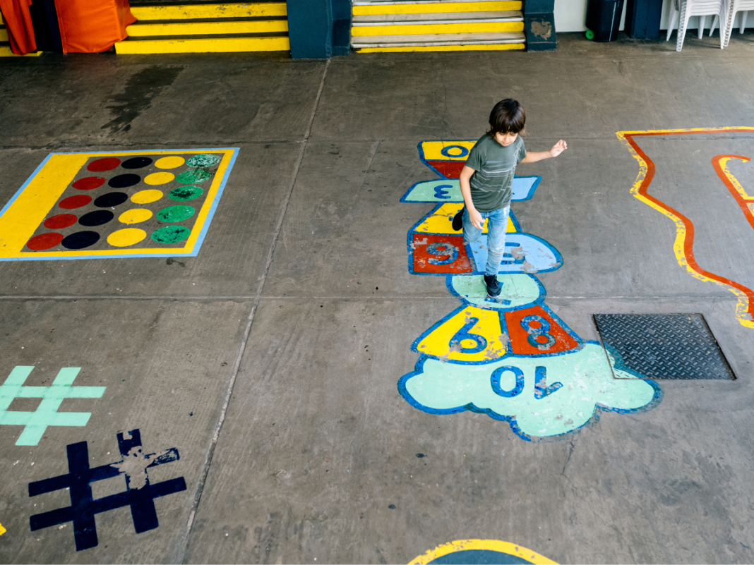 Bambino corsi a scuola