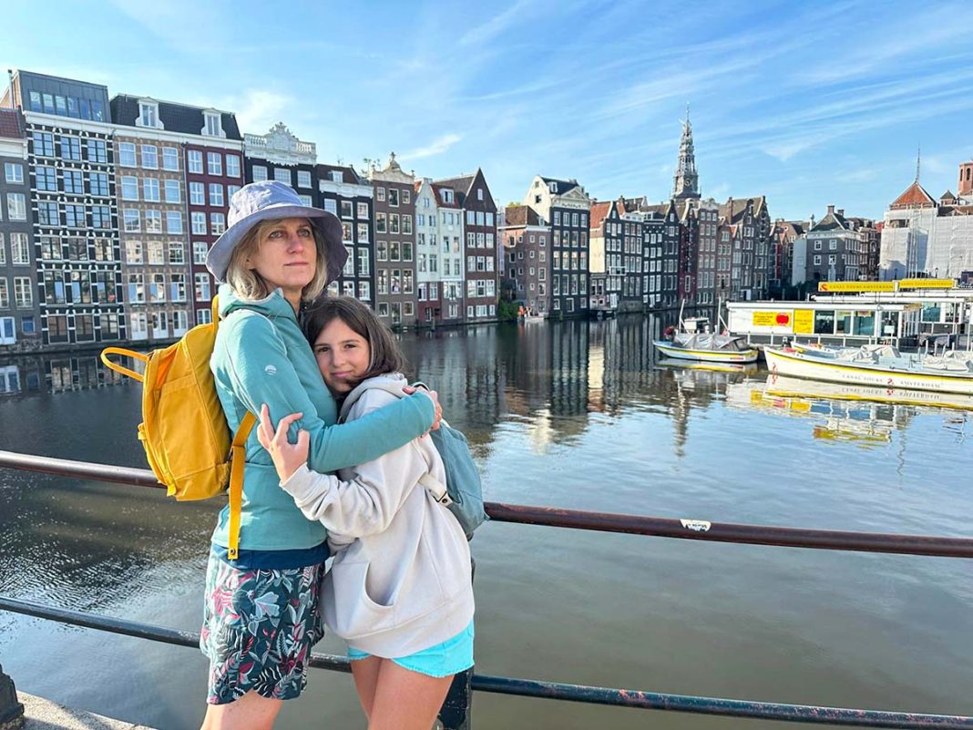 cosa vedere ad amsterdam, mamma e figlia sui canali