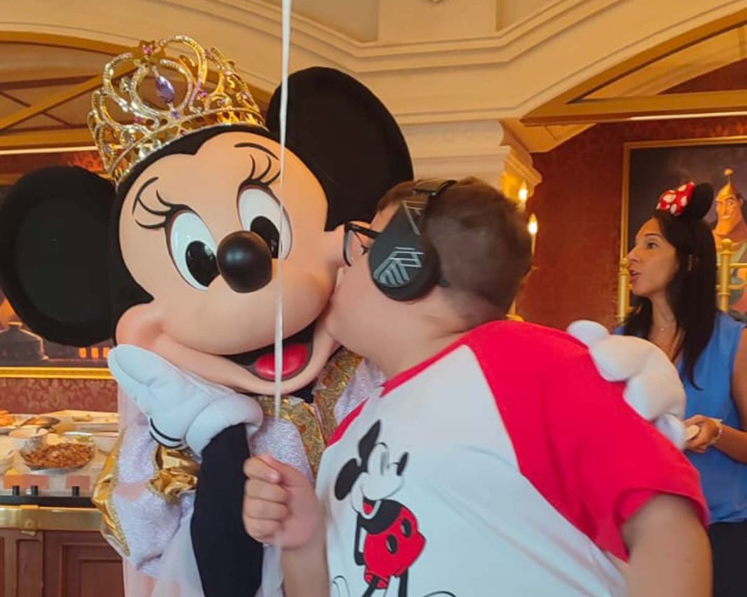bambino dà un bacio a Minnie a Disneyland Paris