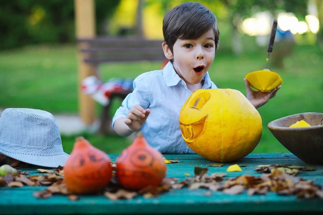 bambino autunno zucche