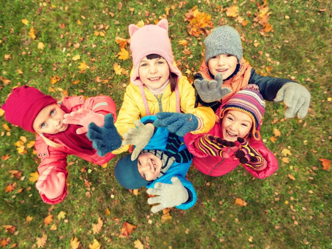 bambini giocano all'aperto