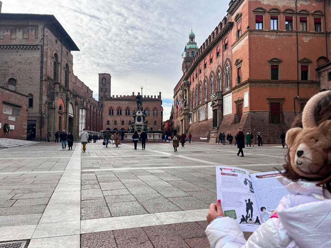 Bambina con la guida di bologna per bambini di Viaggiapiccoli