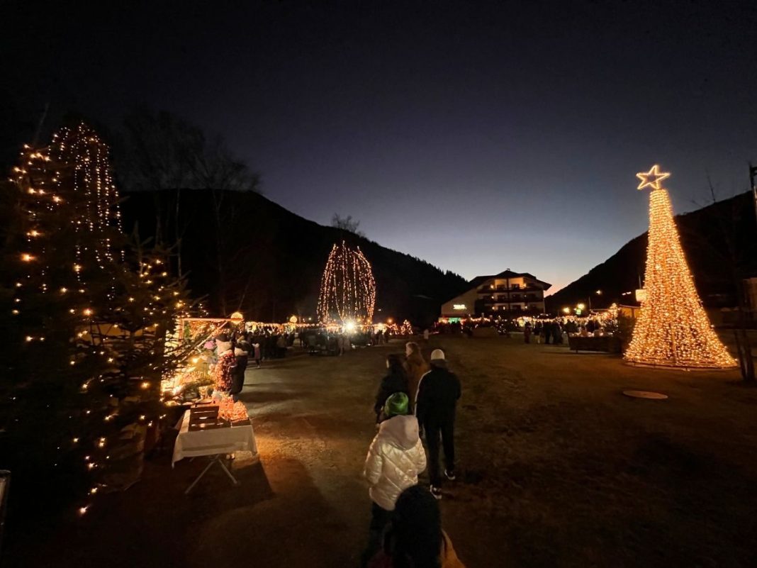 piazzetta con albero di natale e mercatini