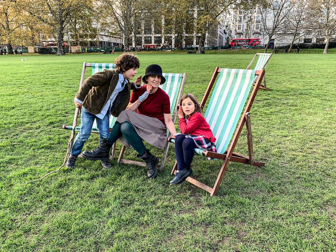 Mamma con bambini a Central Park sulle sdraio