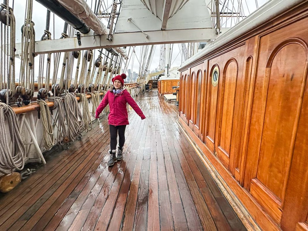 ragazzina sul ponte del Cutty Sark