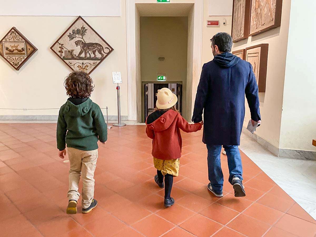 Napoli con i bambini, padre con bambini al Museo Mann