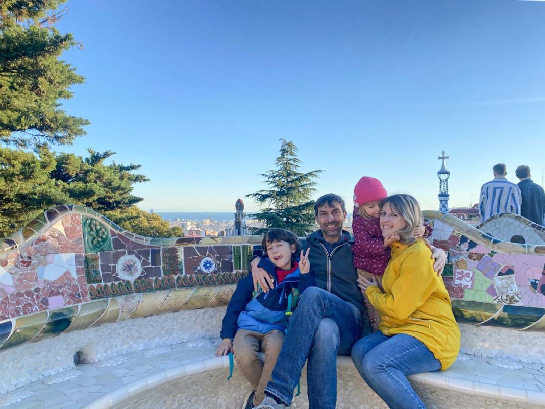Famiglia a aprco Guel in itinerario a Barcellona i n3 giorni