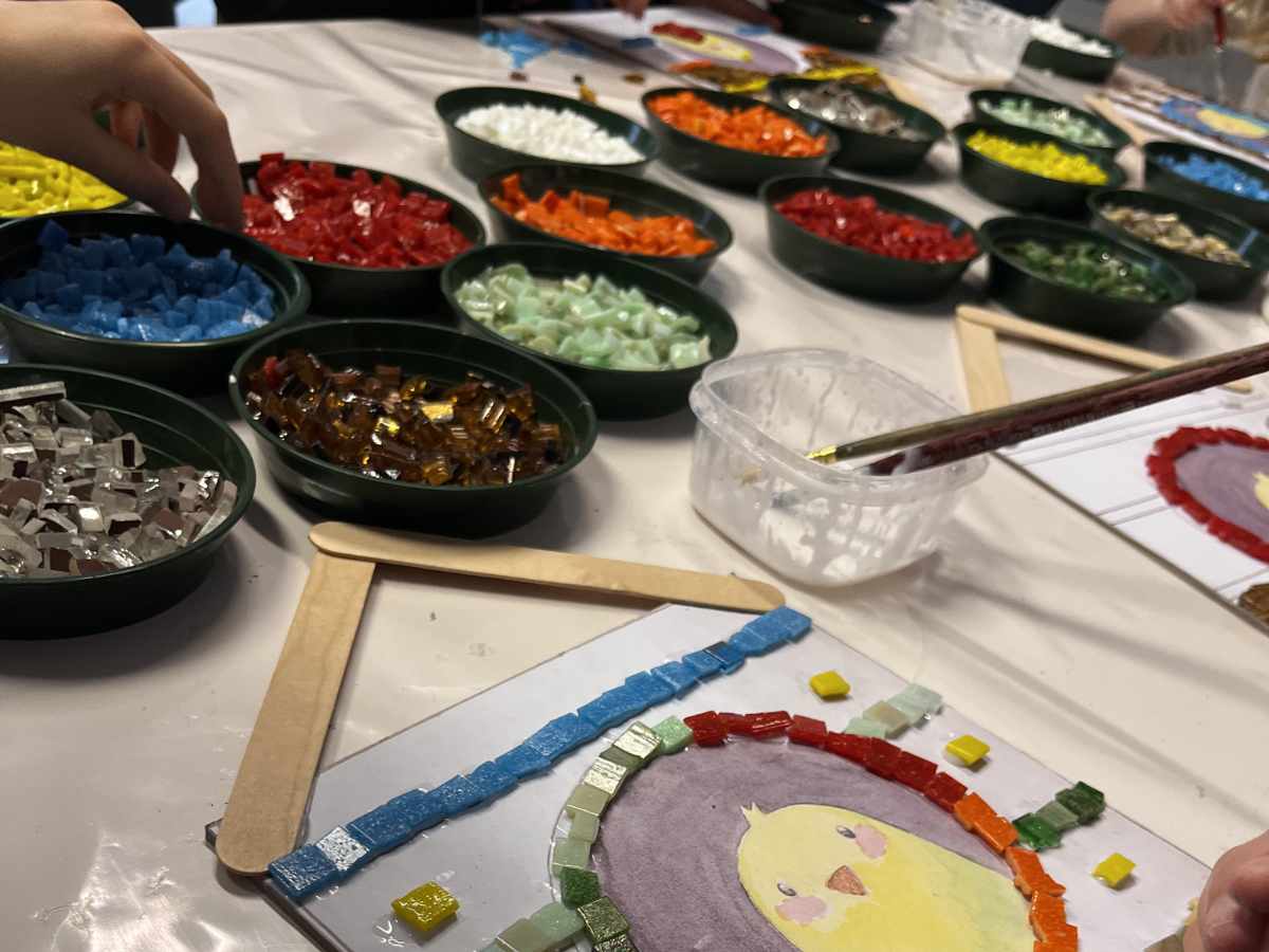 bambini fanno laboratorio di mosaico durante gli eventi organizzati nei musei di Ravenna