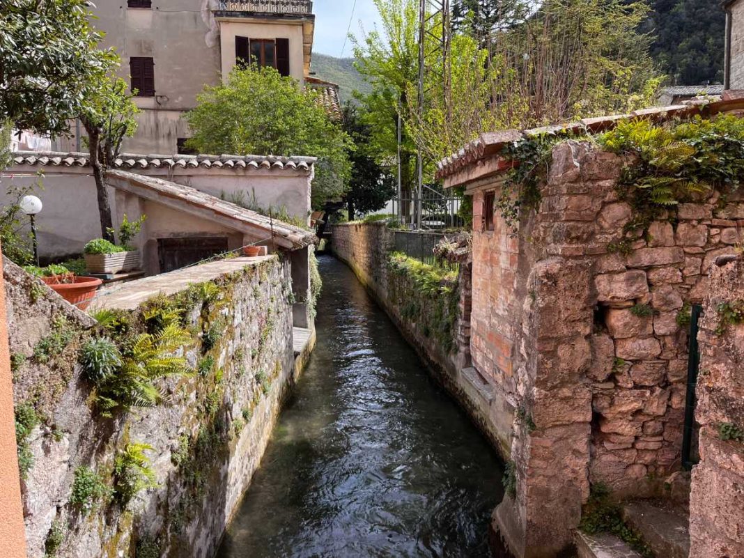 fiume che attraversa il borgo di pioraco nelle marche