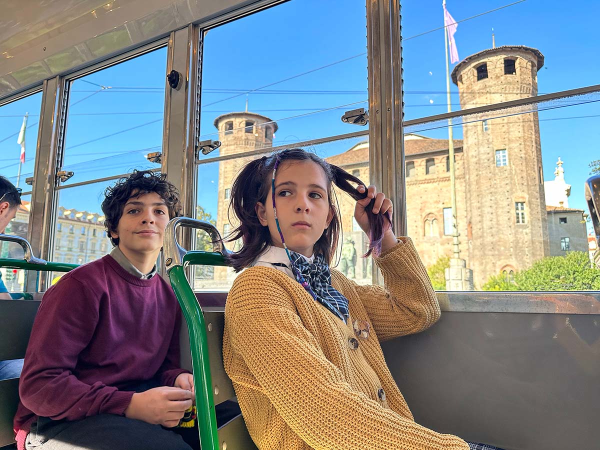 bambini in tram storico in paizza castello a torino