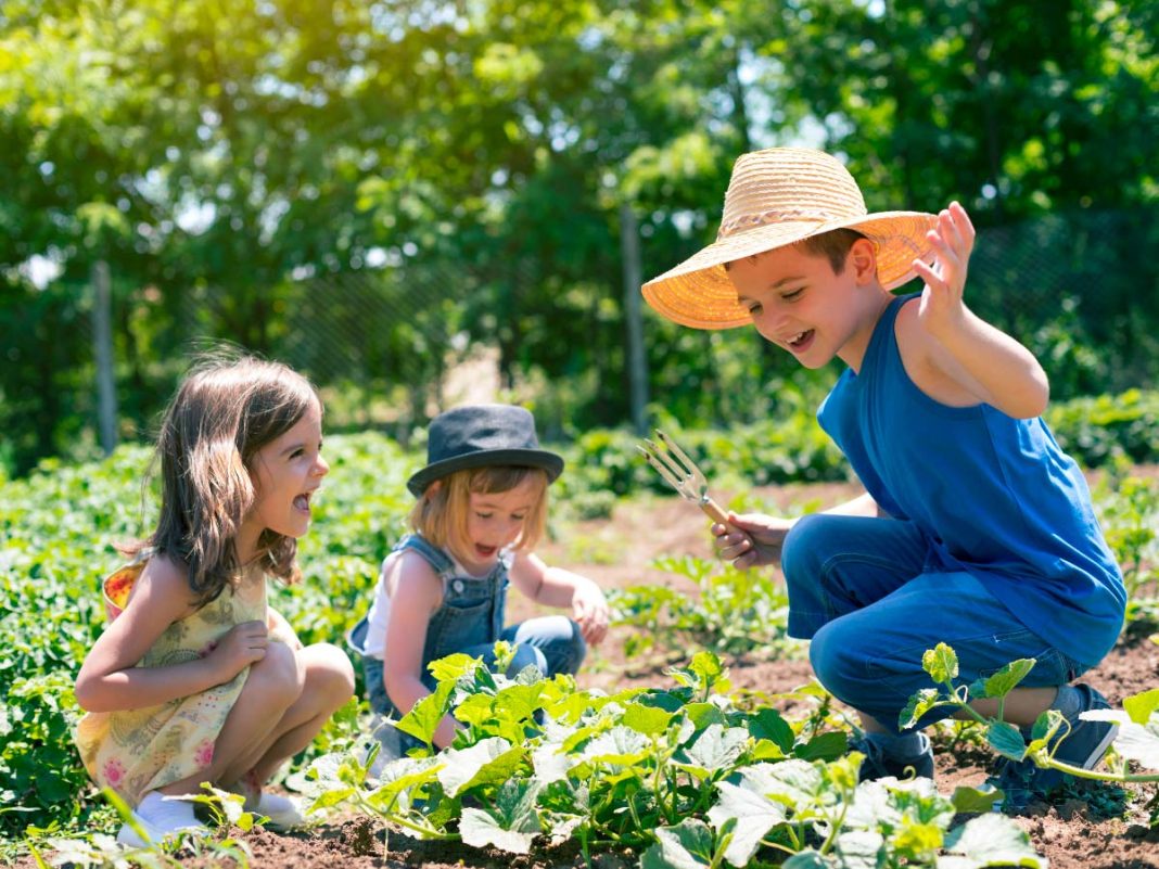 bambini nell'orto per l'agenda degli eventi per bambini a Torino ad Aprile