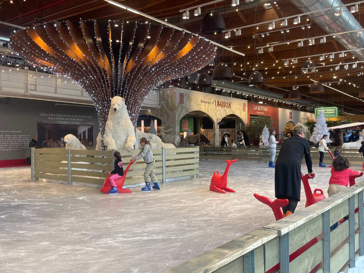 pista di pattinaggio al coperto dentro grand tour italia