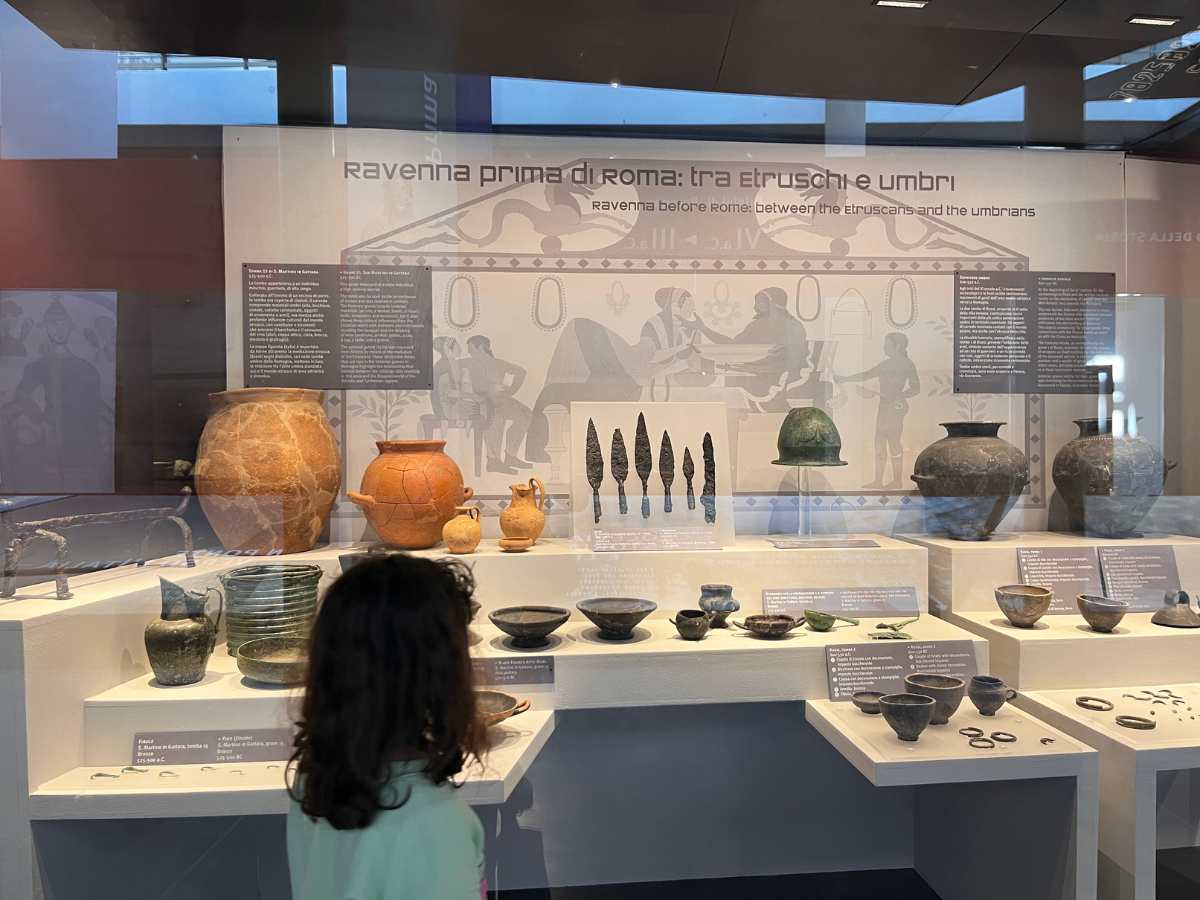 bambina osserva reperti archeologici al museo classis ravenna