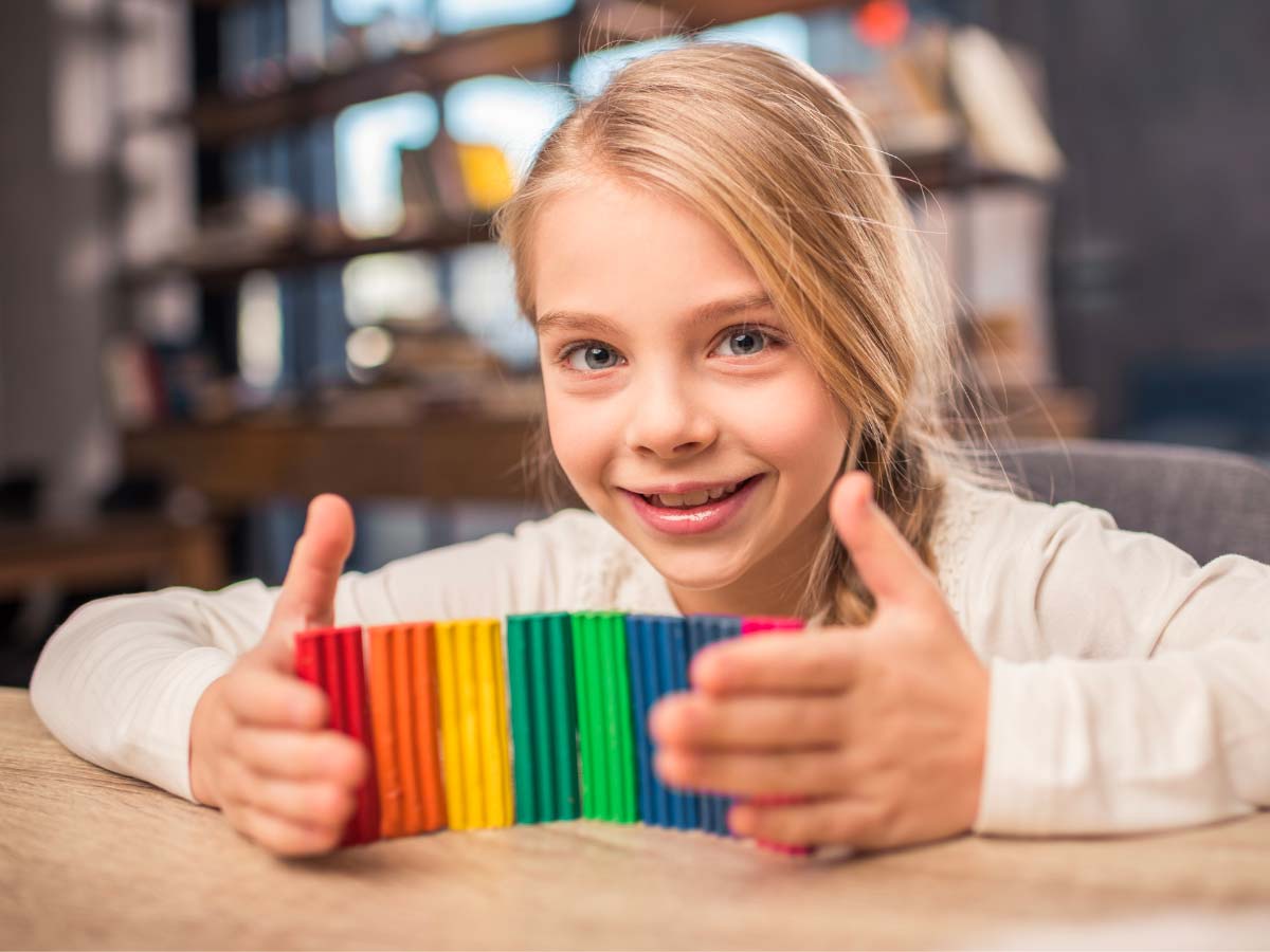 Giochi in viaggio, bambina bionda con plastilina
