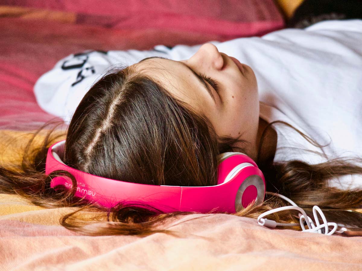 Adolescente con le cuffie