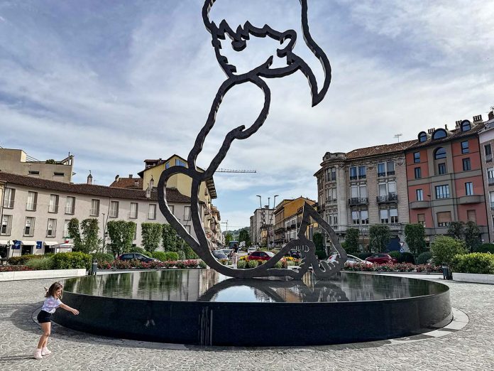 La statua della bambina di Berruti ad Alba