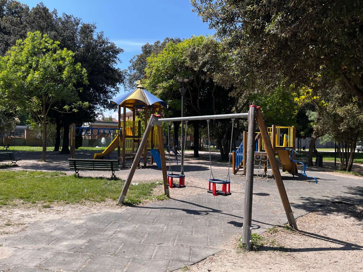 altalene e scivolo nei giardini pubblici di ravenna