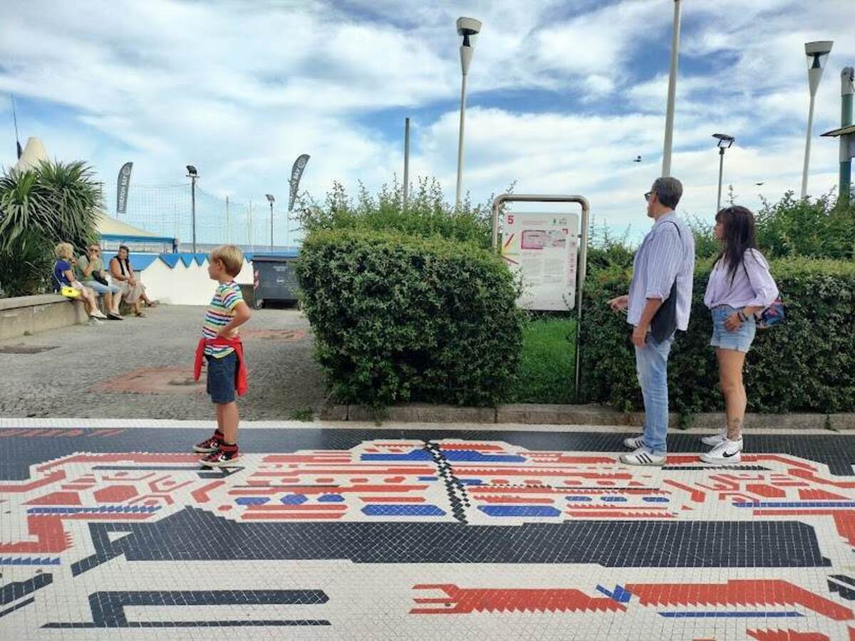 turisti sul lungomare degli artisti ad albissola marina