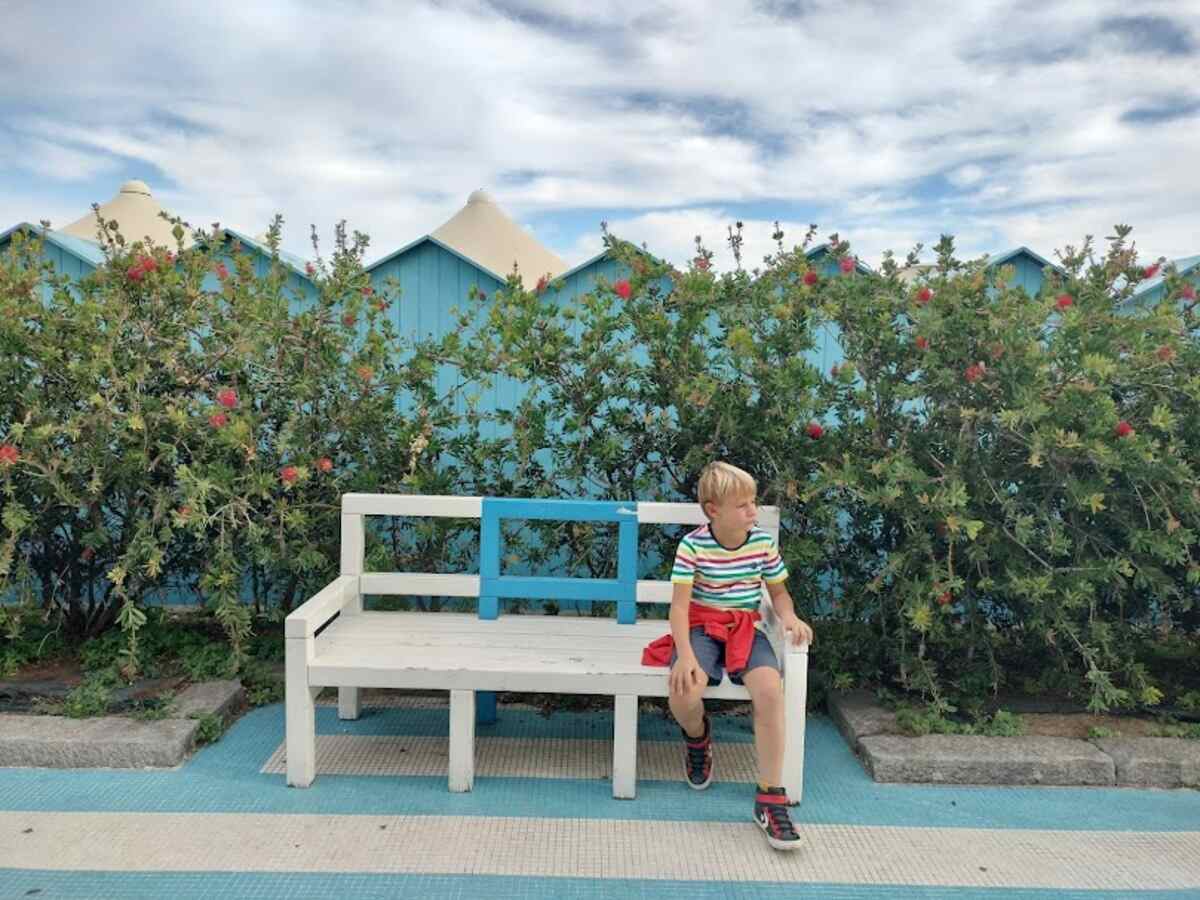 bambino su una panchina del lungomare degli artisti ad albissola marina