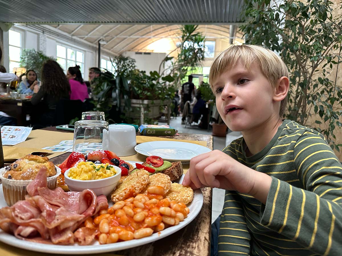 bambino al ristorante a Milano