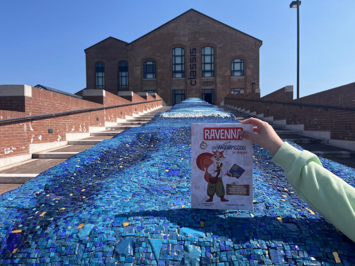 mappa di Ravenna per bambini davanti all'ingresso del museo Classis