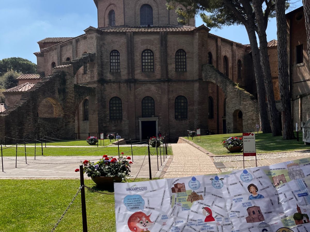 mappa di Ravenna per bambini davanti alla Chiesa di San Vitale 
