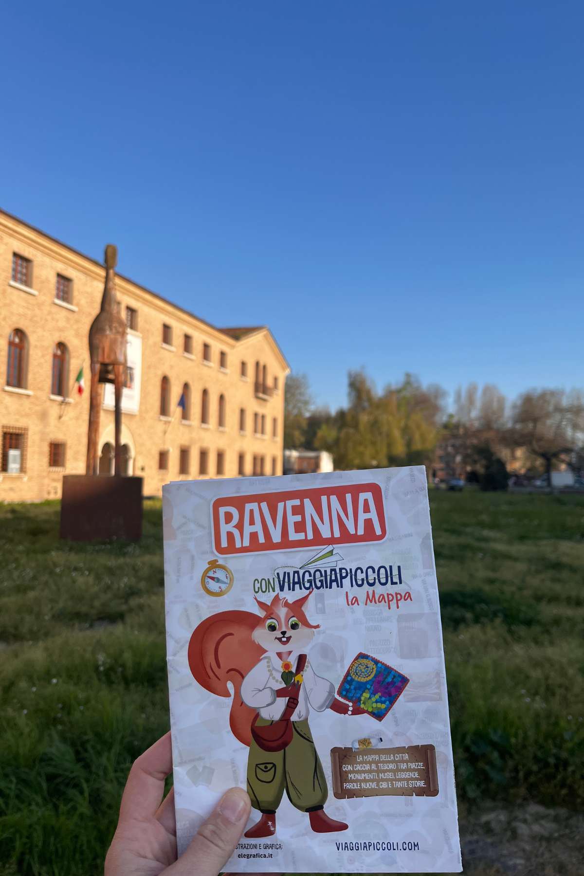 mappa di Ravenna per bambini, cavallo di Mimmo Paladino davanti al MAR