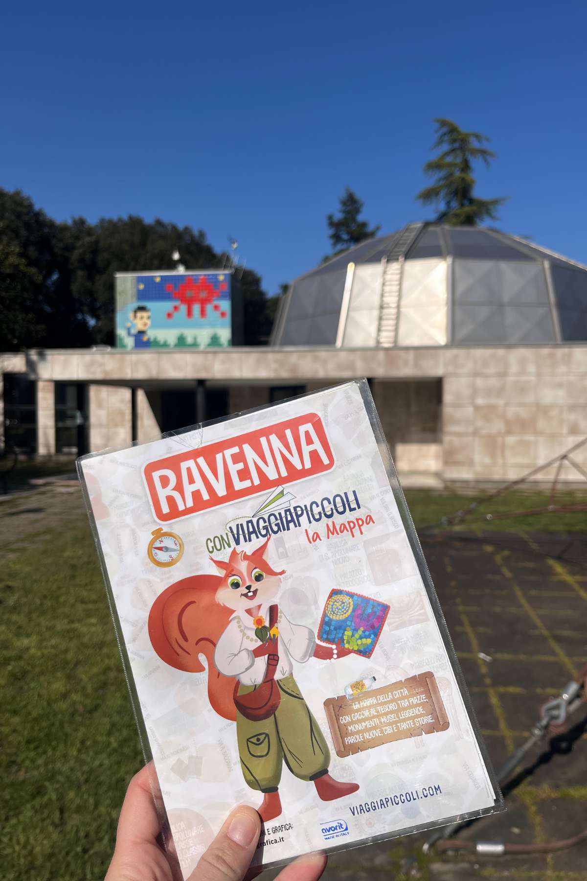 mappa Ravenna per bambini davanti al planetario e all'opera di Invader