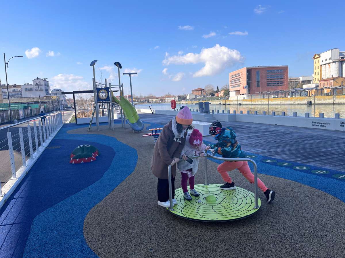 bambini giocano nell'area attrezzata lungo la passeggiata della darsena di Ravenna