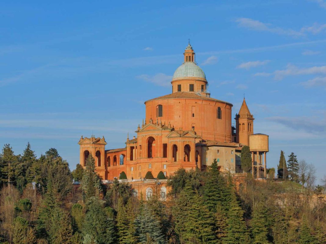 vista del santuario san luca a bologna