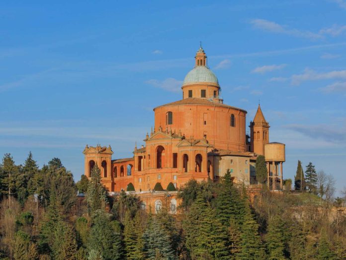 vista del santuario san luca a bologna