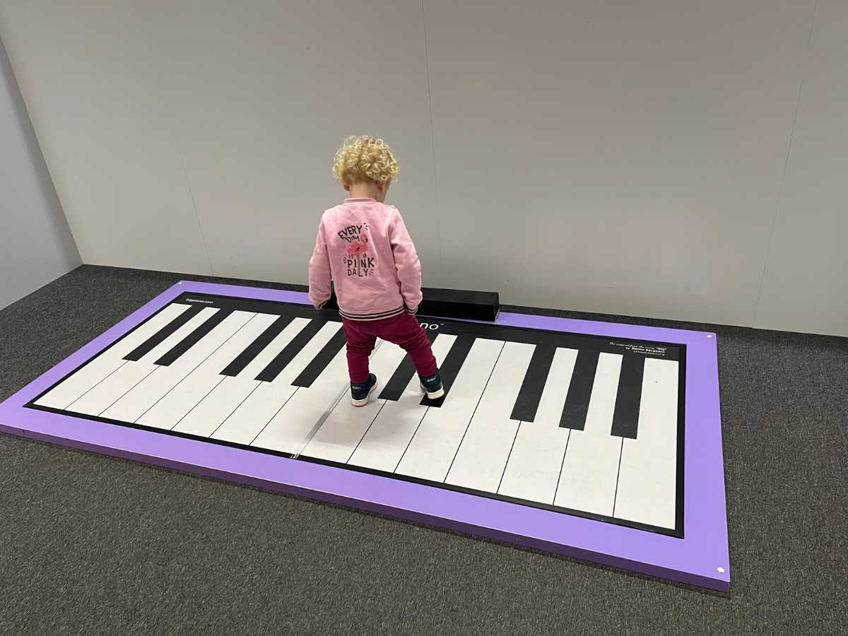bimba suona una tastiera gigante al museo della scienza di celje