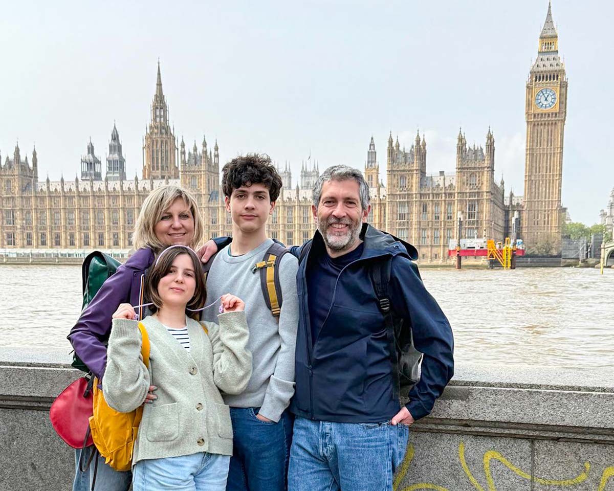 famiglia con due ragazzi adolescenti 