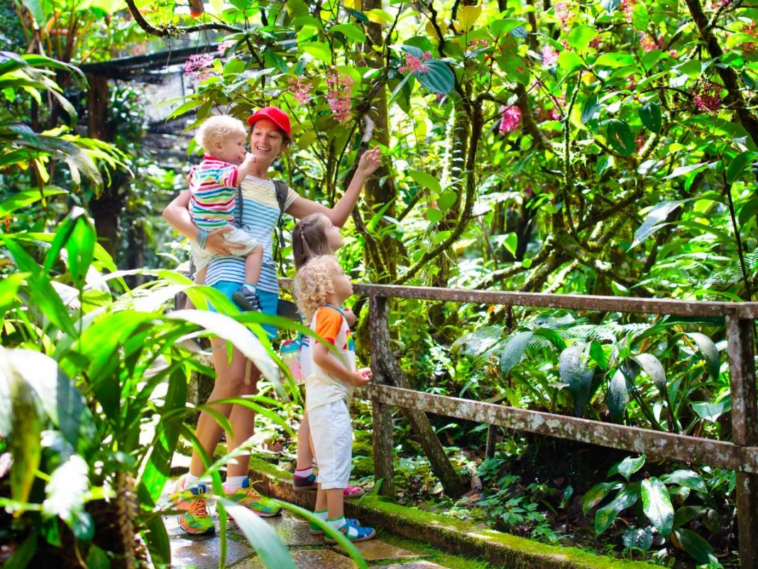 assicurazione viaggio sconto, immagine simbolica mamma con bambini i nviaggio