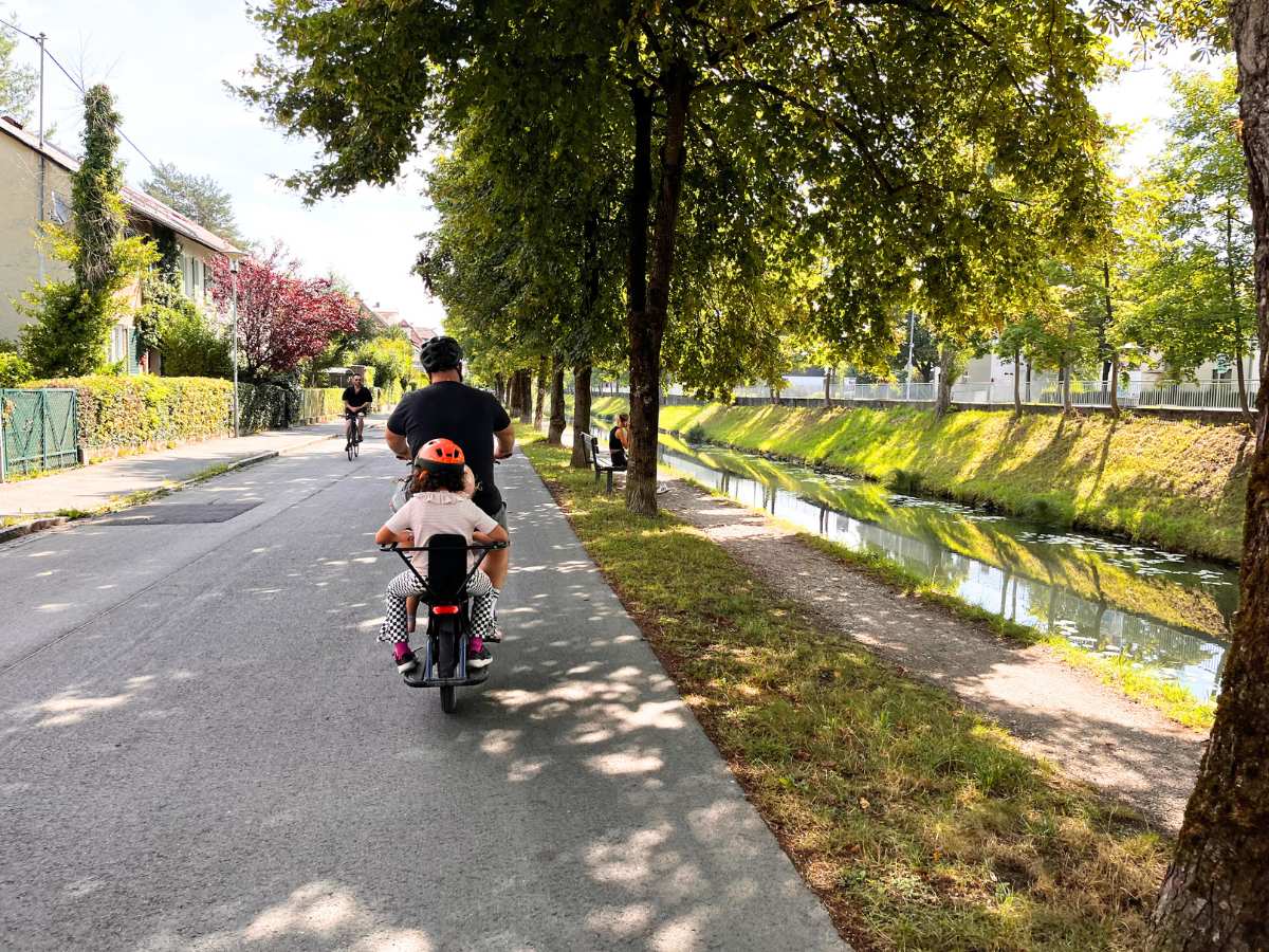 famiglia in bici accanto al canale a klagenfurt