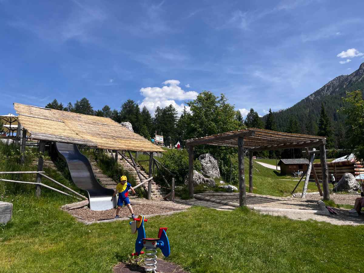bambini giocano nel parco del monte baranci
