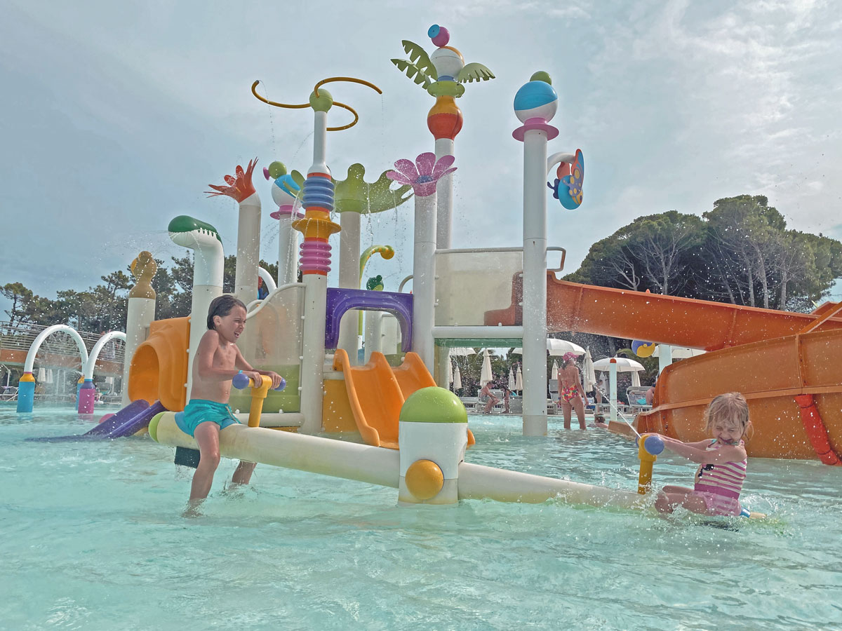 bambini piscina lignano sabbiadoro