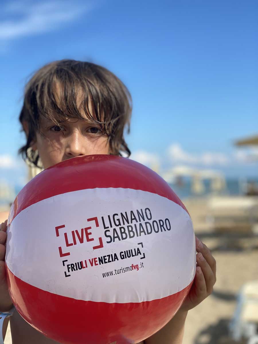 bambino palla lignano sabbiadoro viaggio friuli venezia giulia