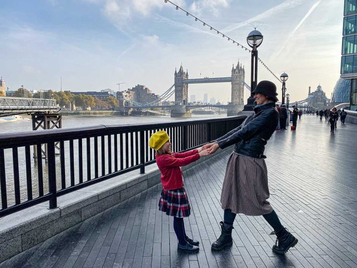 Guida londra genitori: mamma con bambina e tower bridge sullo sfondo