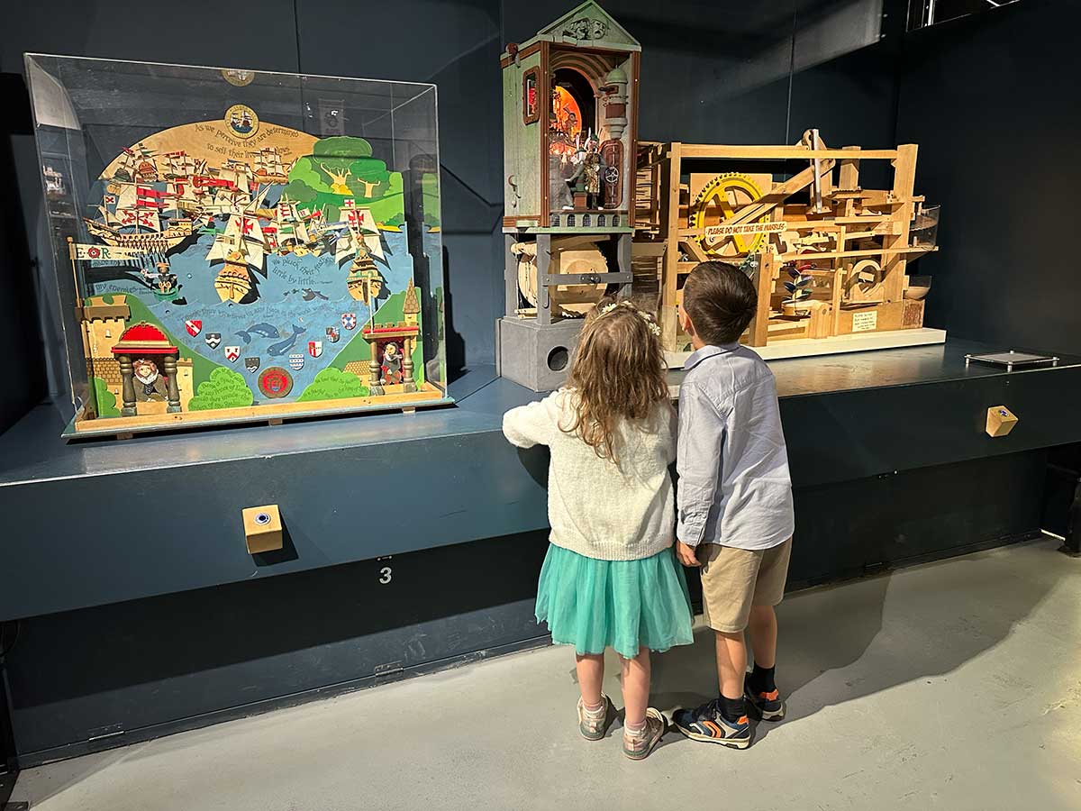 Due bambini al Mad Museum Stratford upon Avon