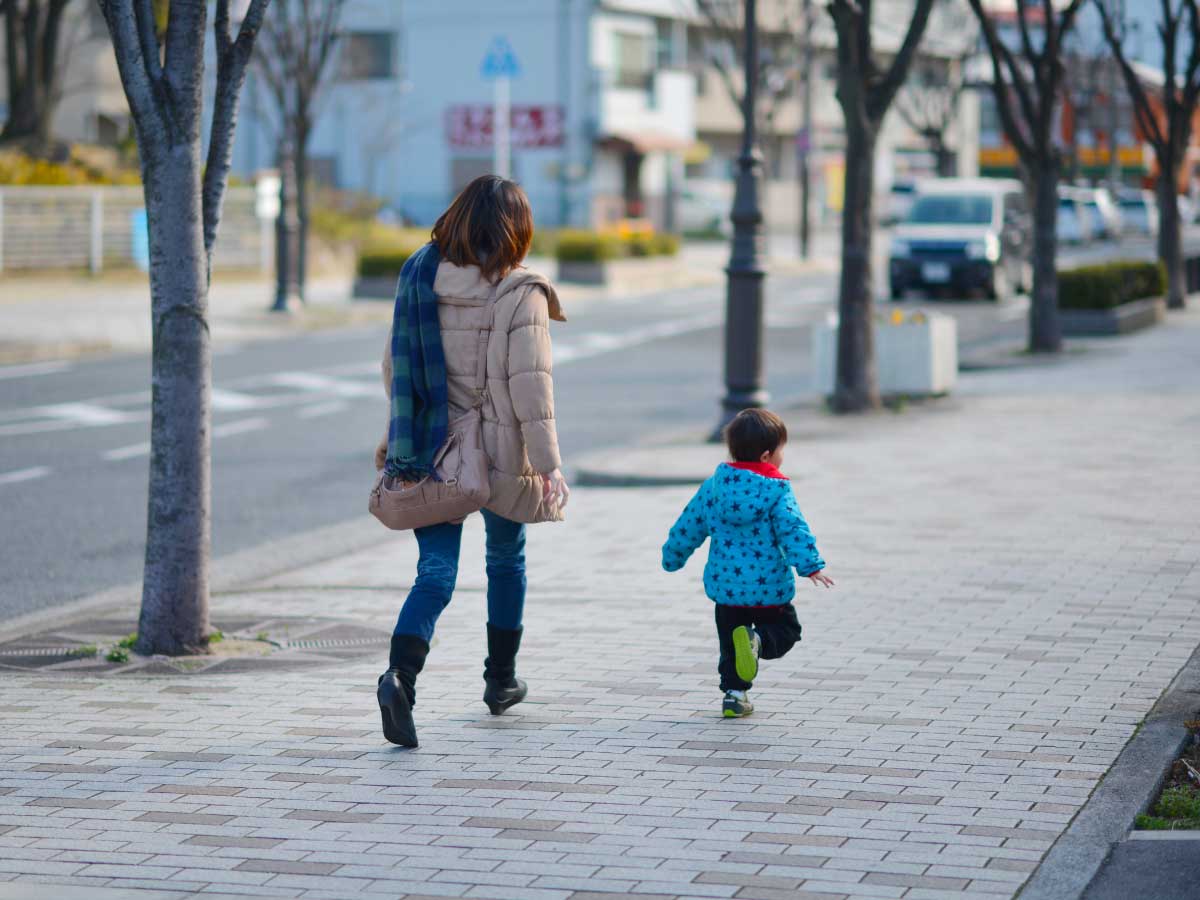 Bambino alla distanza di un braccio dalla mamma