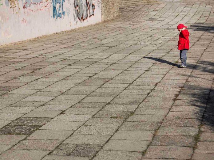 Bambino da solo in strada