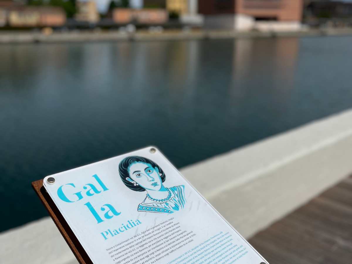 pannelli personaggi storici femminili di Ravenna, lungo la Darsena