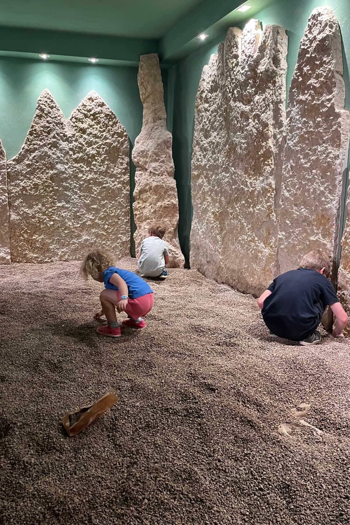 bambini cercano pietre al dolomythos di san candido