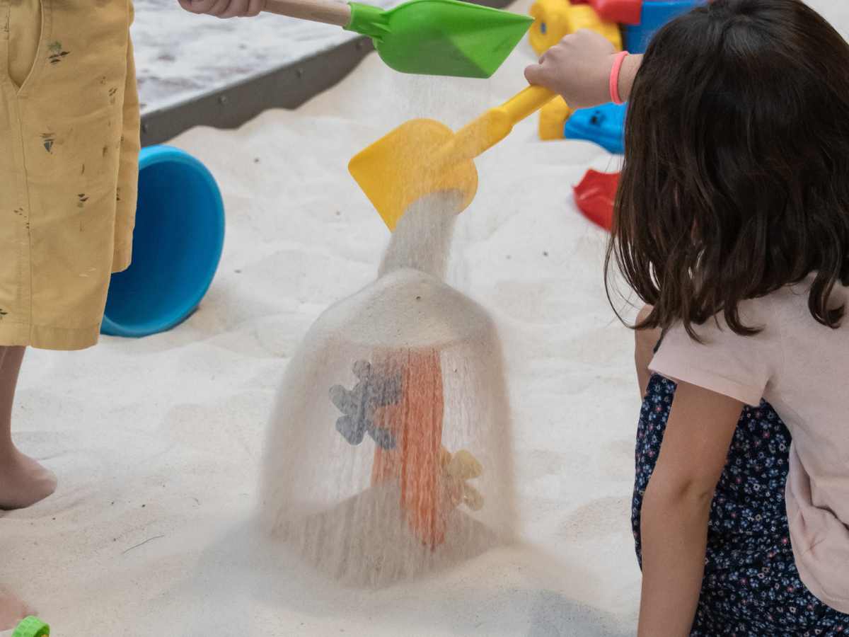 bimba gioca con la saggia nella spiaggia di grand tour italia a bologna