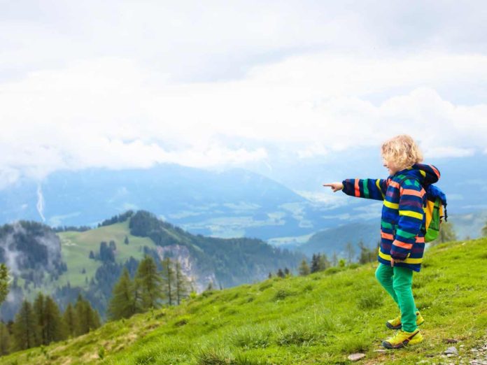 bambino guarda montagne